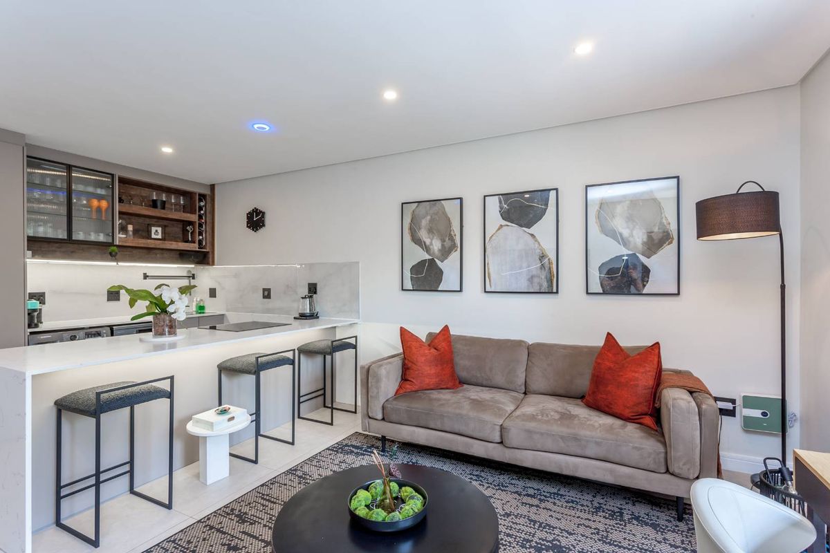 A STUNNING ONE BEDROOM FURNISHED APARTMENT - Photo 2
