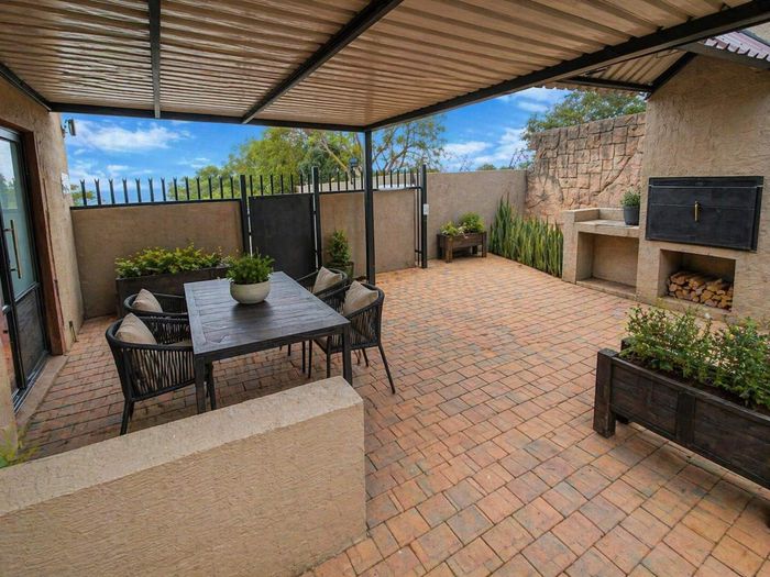 Property #2489455, Townhouse For Sale in Val De Grace