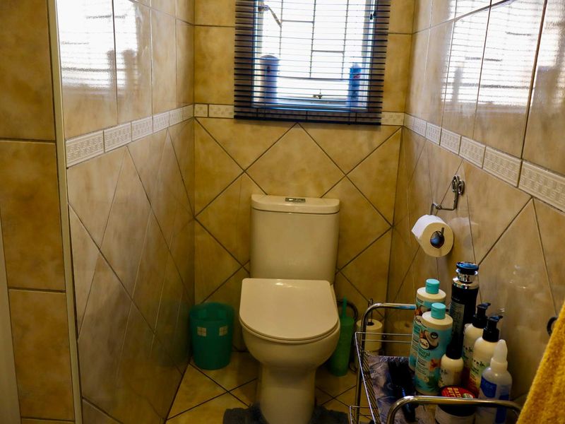 Single-Level 4-Bedroom Family Home with Pool - Photo 2