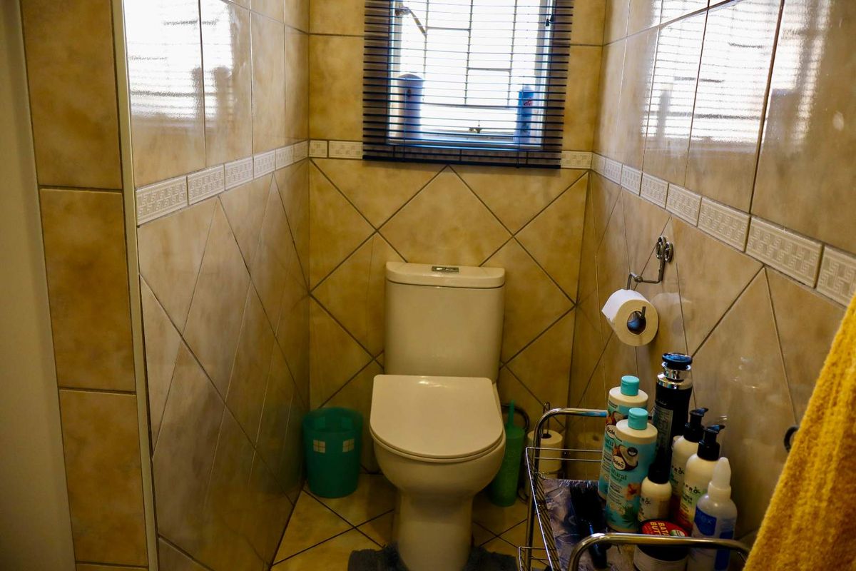 Single-Level 4-Bedroom Family Home with Pool - Photo 2