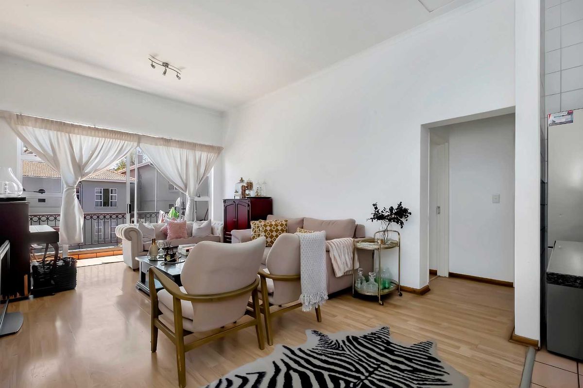 TOP FLOOR 2 BEDROOM APARTMENT FOR RENT IN BRYANSTON - Photo 2