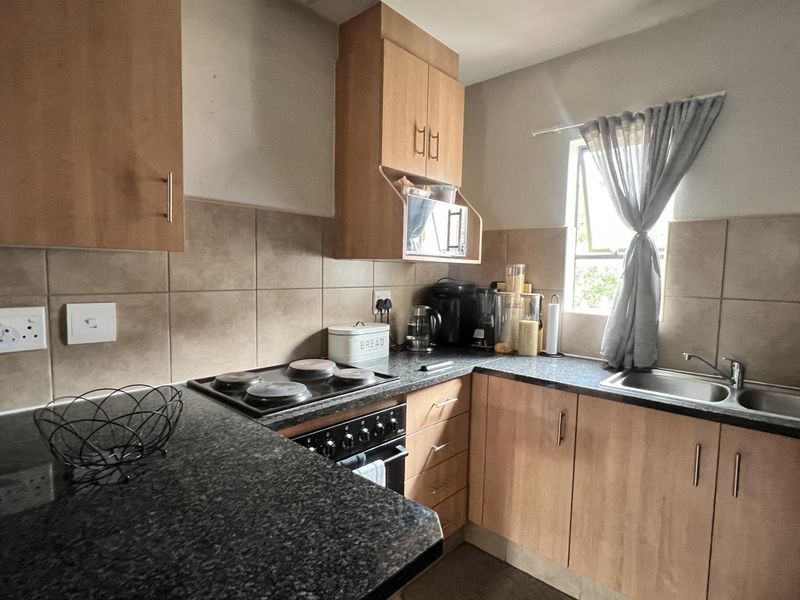 Family-Friendly Living: Kids' Play Area Included!" - Photo 5