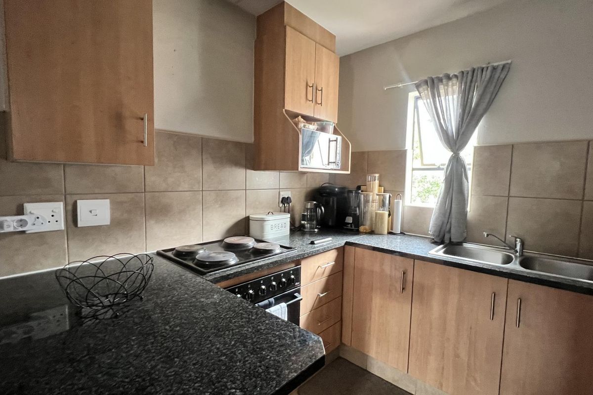 Family-Friendly Living: Kids' Play Area Included!" - Photo 5