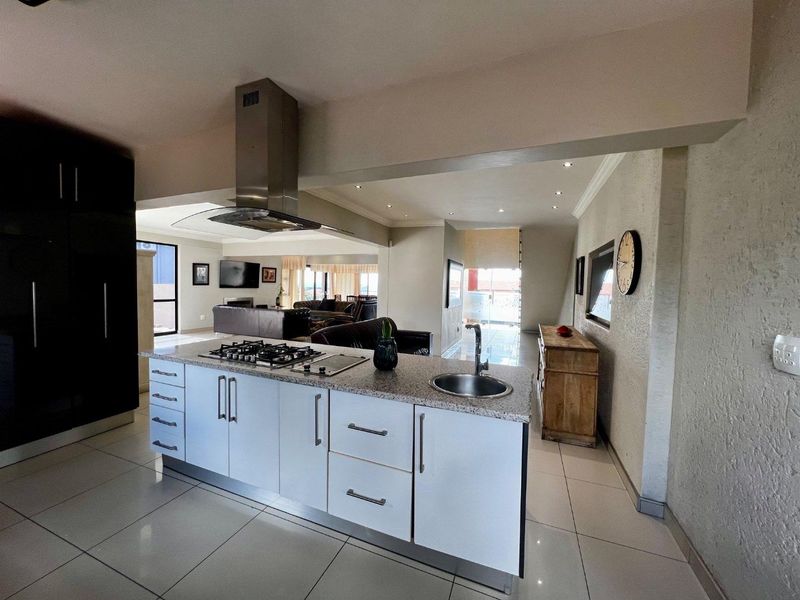 Spacious Modern House - Photo 10