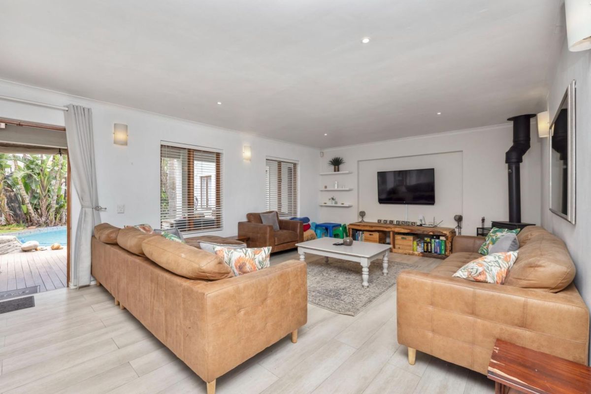 Rare, Spacious Family Home - Flatlet, Home Business Space & Exceptional Entertainment - Photo 2