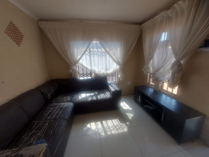 2 bedrooms house for sale in Soshanguve East - Photo 4