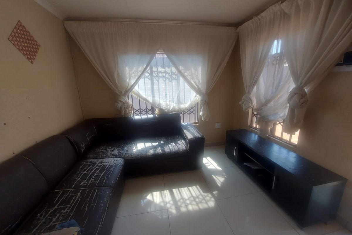 2 bedrooms house for sale in Soshanguve East - Photo 4