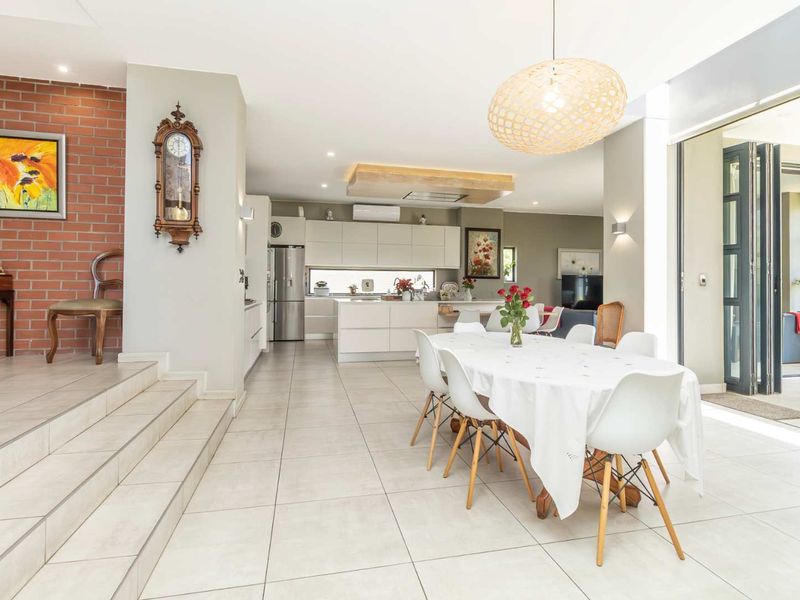 A prime positioned family home - Photo 8