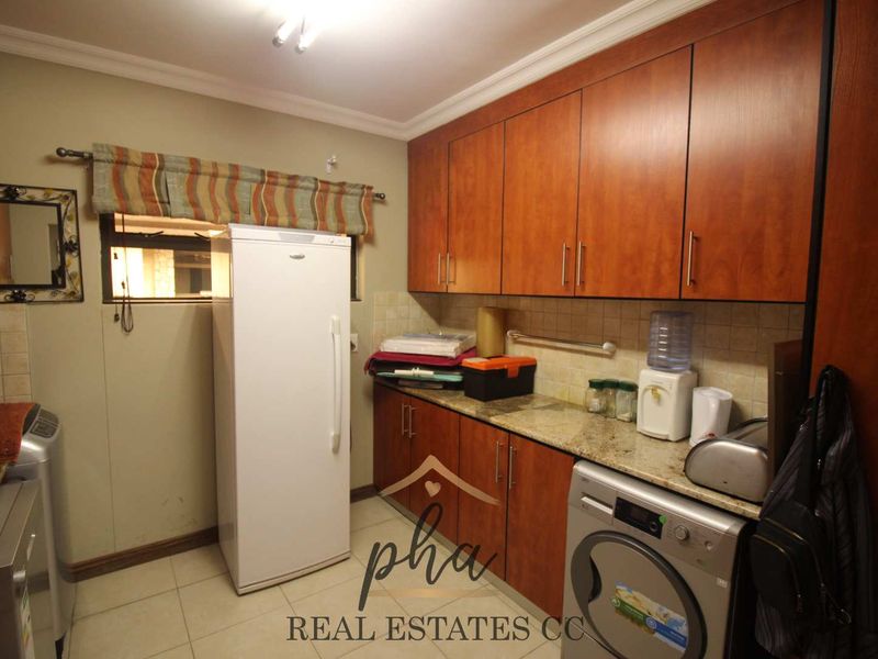 4 Bedroom house with 2 bedroom Flat for Sale - Swakopmund (Ext 9) - Photo 6