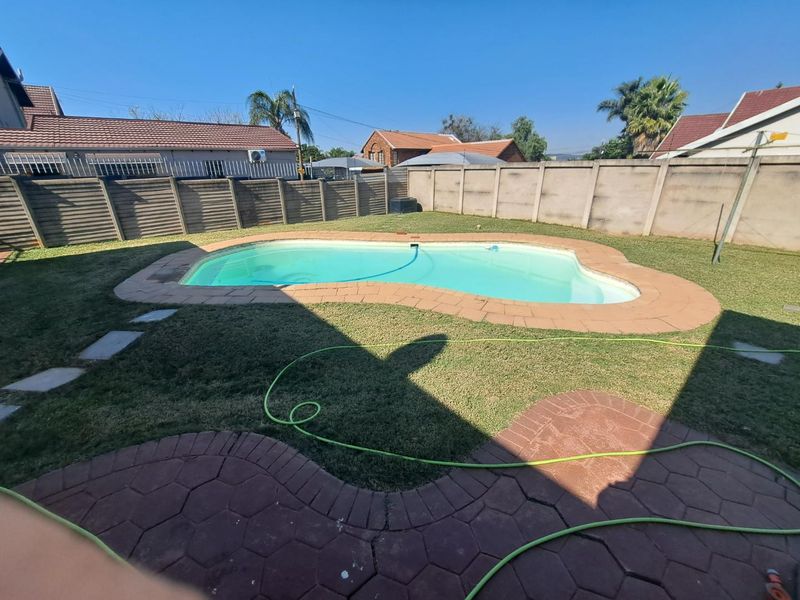 Spacious 3-Bedroom Home with 3 Bed Flatlet in Prime Waverley Location - Photo 2