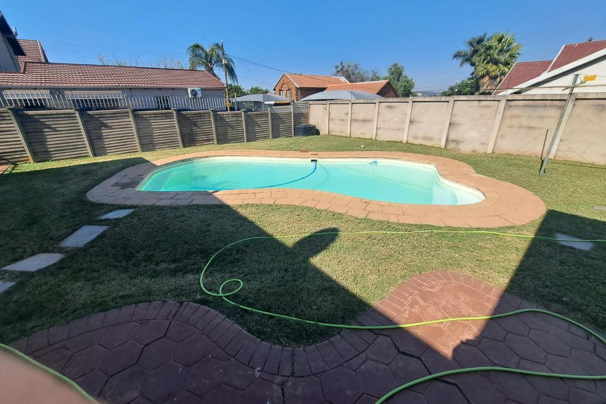 Spacious 3-Bedroom Home with 3 Bed Flatlet in Prime Waverley Location - Photo 2