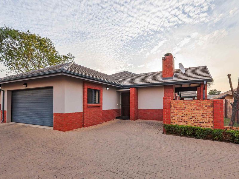 Modern 3 Bedroom Townhouse - Photo 1
