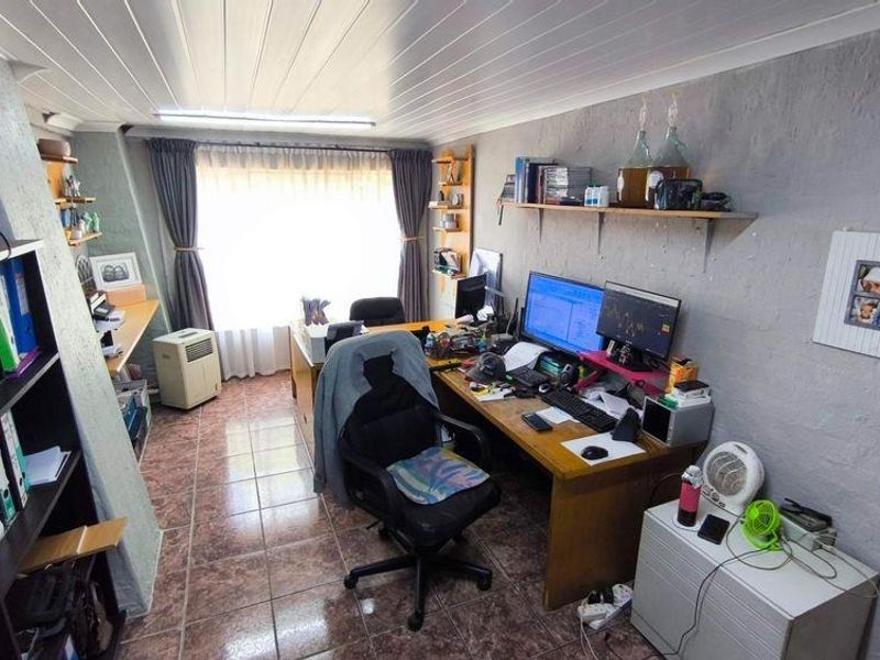 Expansive 4-Bedroom Family Haven with Premier Entertaining Spaces - Photo 8