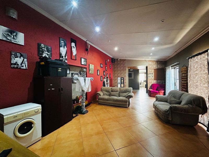6 Bedroom Gem - Photo 5
