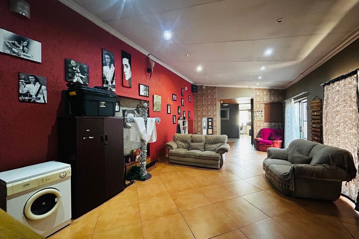 6 Bedroom Gem - Photo 5