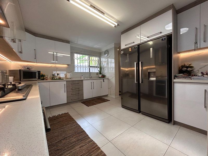 Exquisite Contemporary Residence – Full Title Home - Photo 8