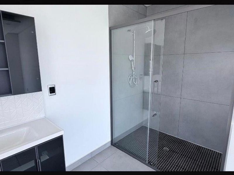 LUXURIOUS 3 BEDROOM PENTHOUSE TO LET IN THE WELL-SOUGHT AFTER AUASBLICK NEIGHBORHOOD - Photo 5