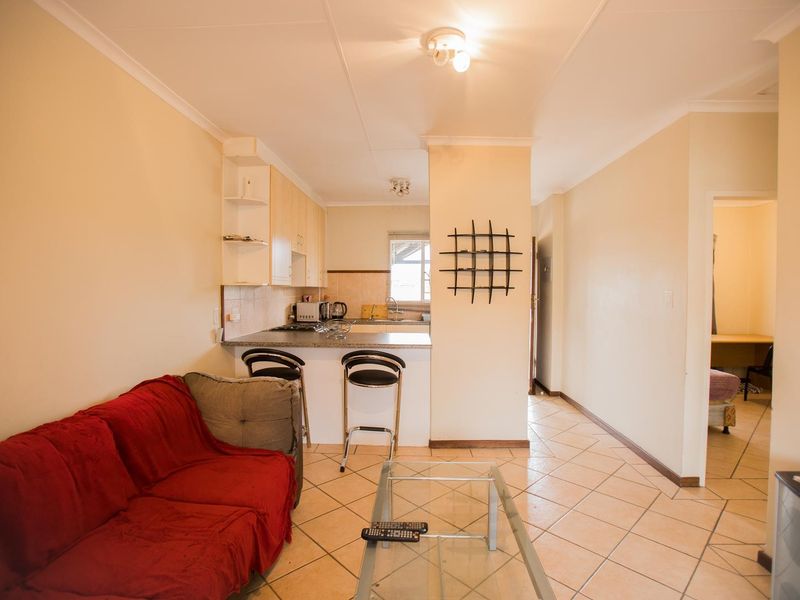 2 Bedroom Townhouse with a Covered Balcony - Photo 4