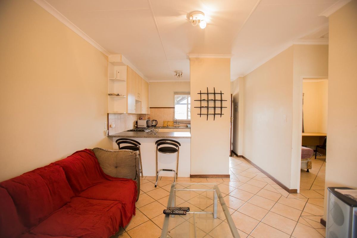 2 Bedroom Townhouse with a Covered Balcony - Photo 4
