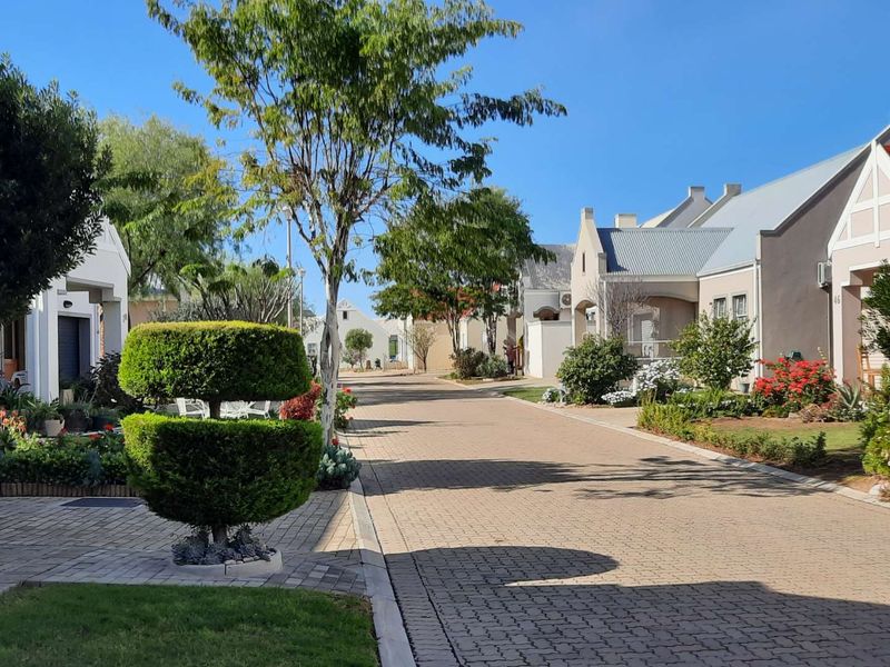 Fantastic Over 50's Convenient Living - Photo 2