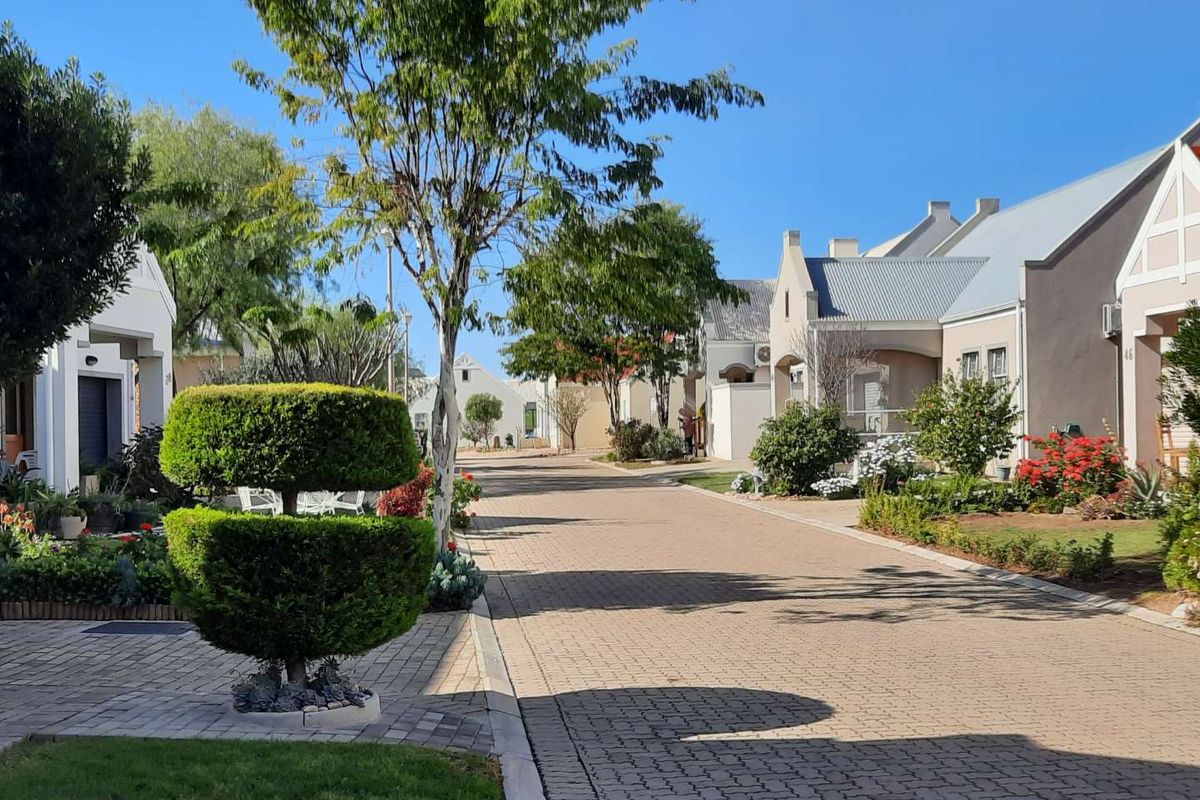 Fantastic Over 50's Convenient Living - Photo 2