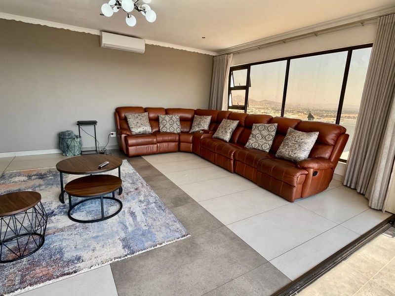 Modern Executive 5 Bedroom Home with a 1 Bedroom flat / Luxury BnB – Gamsa Street, Windhoek - Photo 3