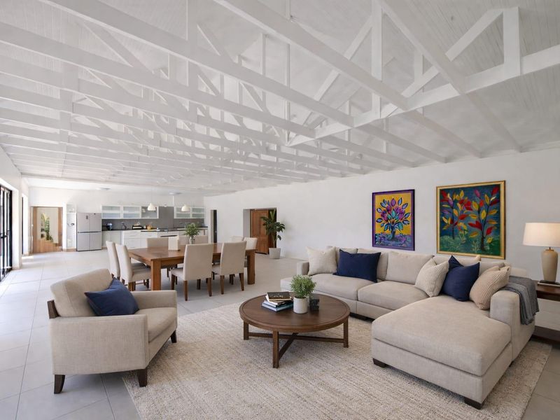 Versatile 7-Bedroom Property with 3 Living Areas, 2 Flats, Rondavel and Borehole - Photo 4