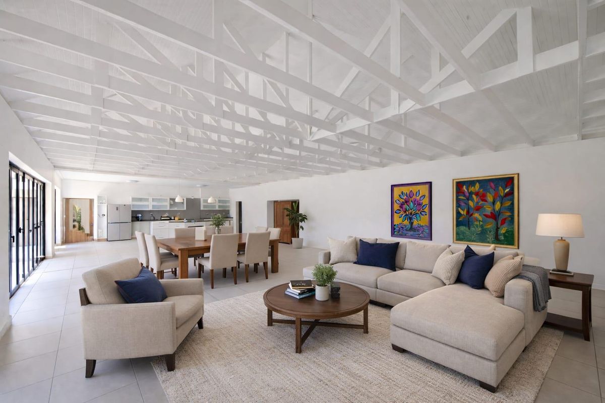 Versatile 7-Bedroom Property with 3 Living Areas, 2 Flats, Rondavel and Borehole - Photo 4