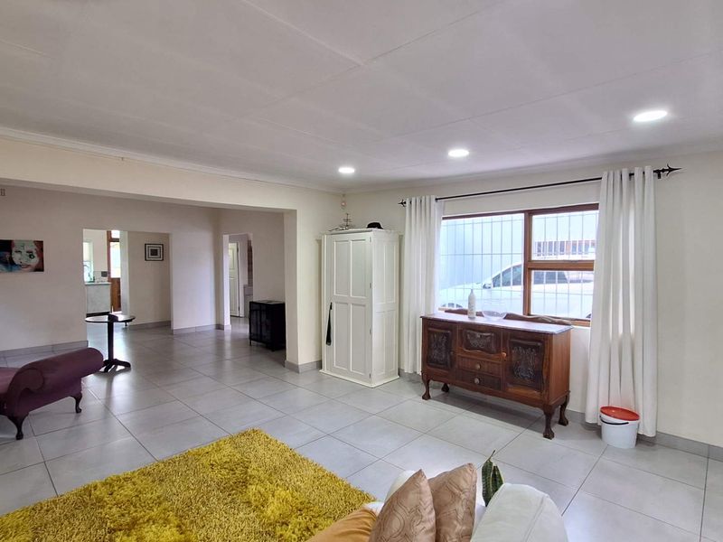 Beautiful 5 Bedroom Home With Cottage - Photo 7