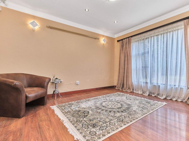 Spacious Family Home with Heart – in Quiet Cul-de-Sac - Photo 5