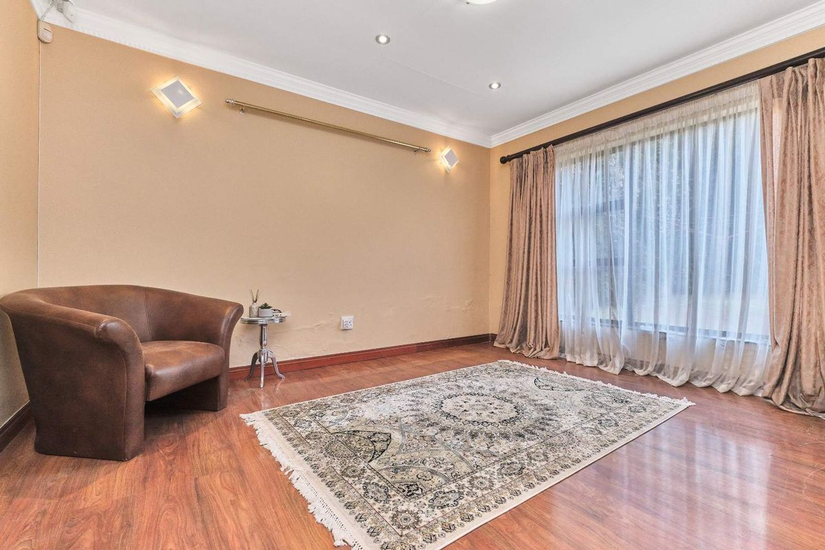 Spacious Family Home with Heart – in Quiet Cul-de-Sac - Photo 5