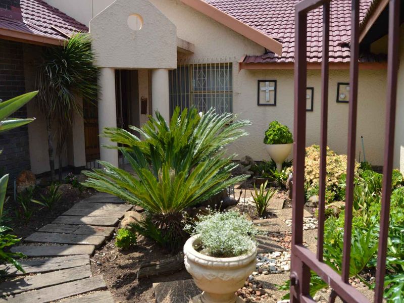 Beautiful family home in Brackenhurst - Photo 5