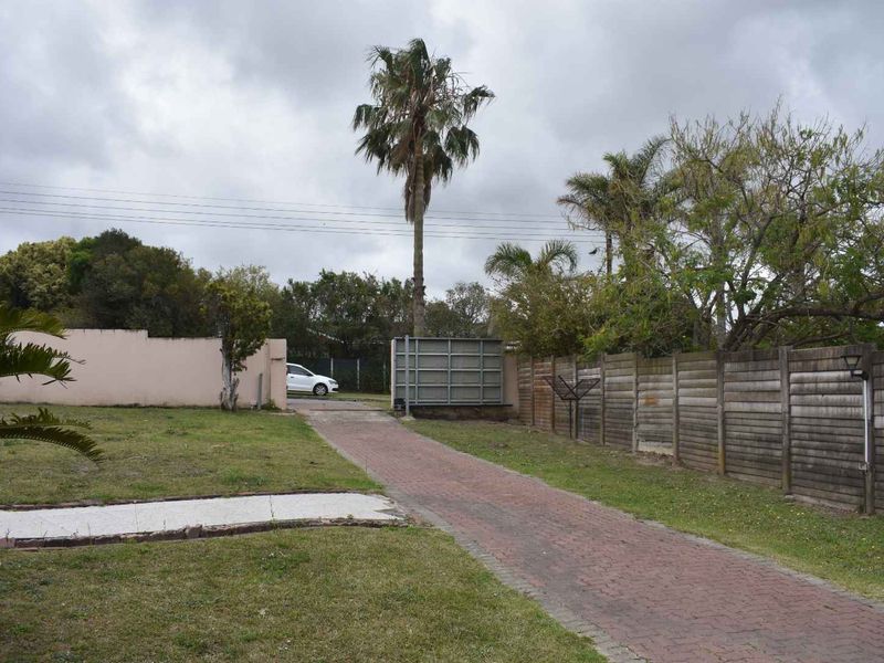 Impecable Home beautifully presented! - Photo 2