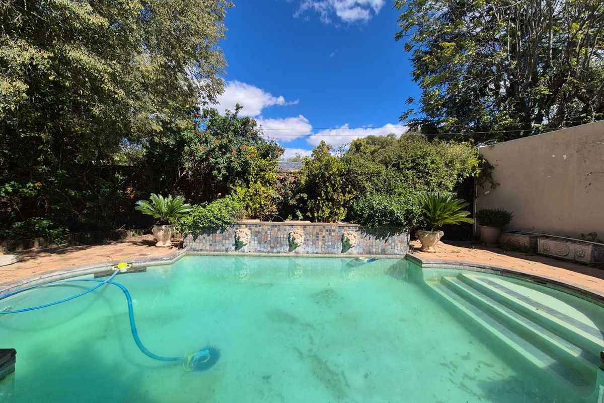 GRANDEUR OLD DAME NEEDS A FRESH START - Photo 5