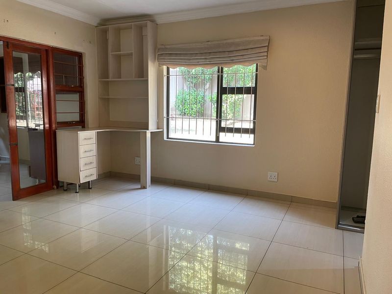 Beautiful 3-Bedroom House For Sale in Forestdale Estate, Douglasdale - Photo 10