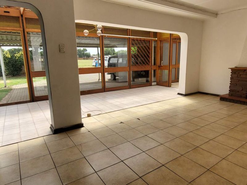 2 Flats, Large Stand and a Main House. - Photo 2