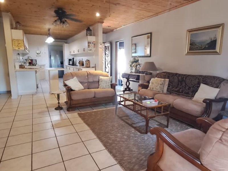 Step into this inviting and well-maintained 3-bedroom home, designed for comfortable family living and effortless entertaining! - Photo 3