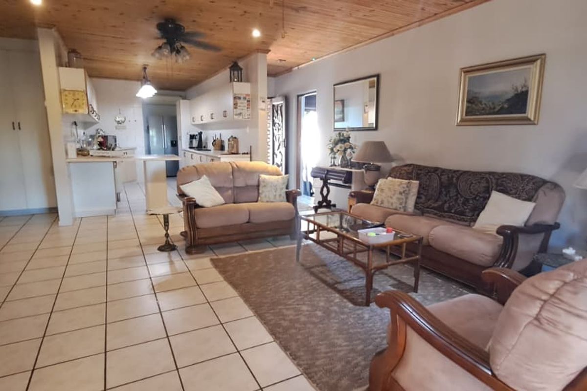 Step into this inviting and well-maintained 3-bedroom home, designed for comfortable family living and effortless entertaining! - Photo 3