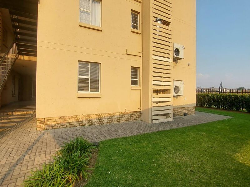 Spacious 2-Bed Ground Floor Unit in Secure Tinderwood Village - Photo 8
