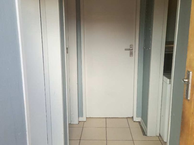 A spacious 1,5 bedroom apartment in Pretoria West is now for sale. - Photo 7