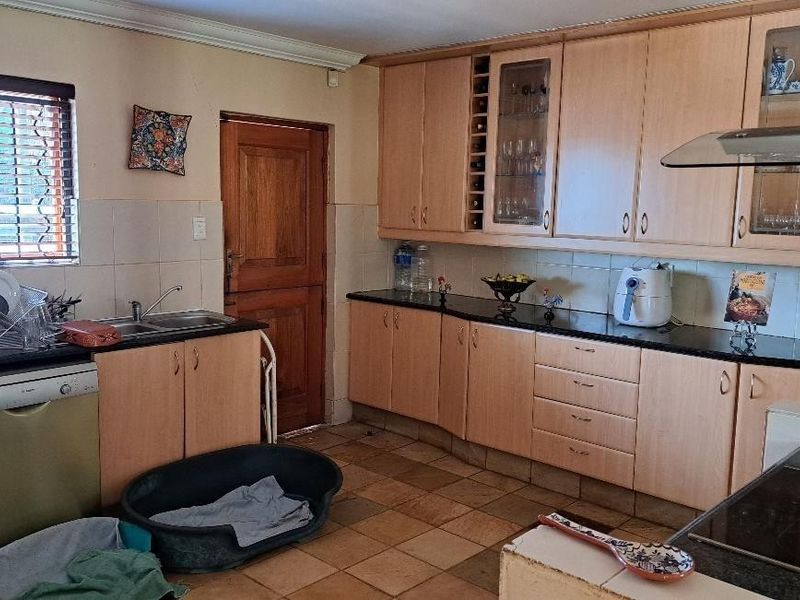 A RESIDENCE OF DISTINCTION â?? BORDERING PRESTIGIOUS BEDFORDVIEW - Photo 8