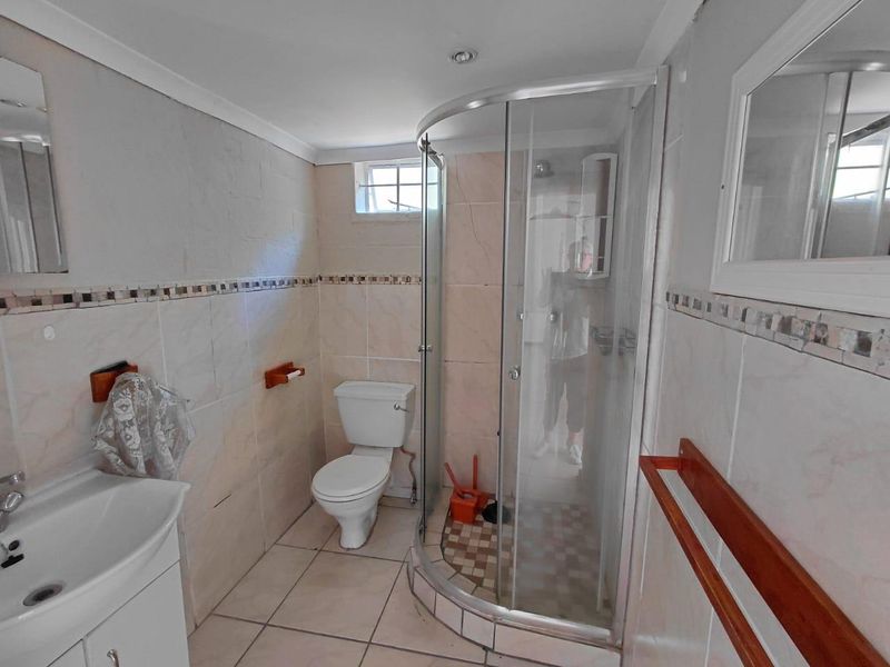 Spacious 2-Bedroom, 2-Bathroom Garden Cottage with Loft - Photo 10