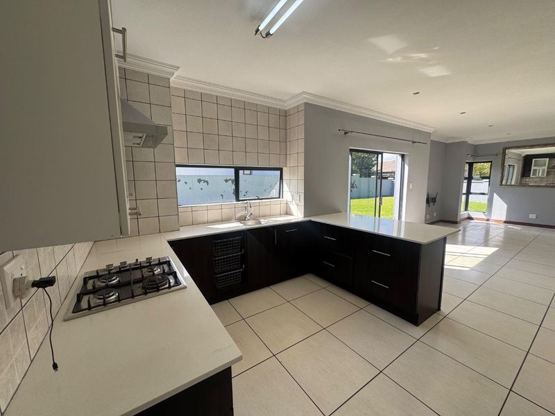 Modern 4-Bedroom Family Home with Staff Quarters in Midstream Hill - Photo 5