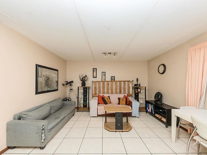 Secure Ground-Floor Apartment with Parking in Prime Location - Photo 6