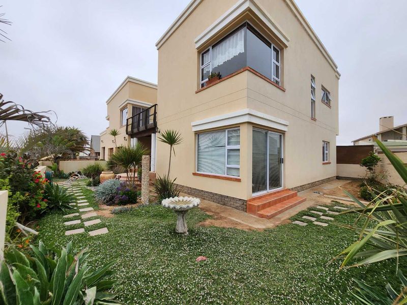 Charming 3-Bedroom Family Home with flat in Henties Bay - Photo 2
