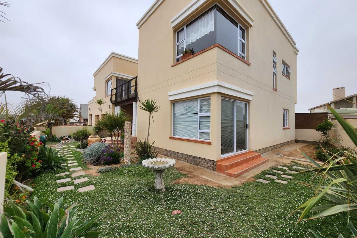 Charming 3-Bedroom Family Home with flat in Henties Bay - Photo 2
