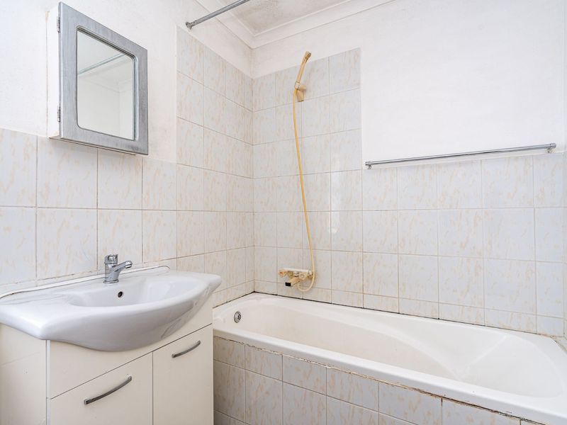 Safe & Secure Ground Floor Apartment - Photo 6