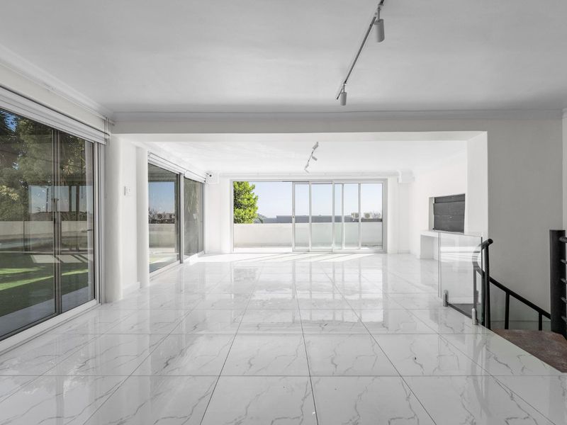 Magnificent Newly Renovated Family Home in Upper Vredehoek. - Photo 5