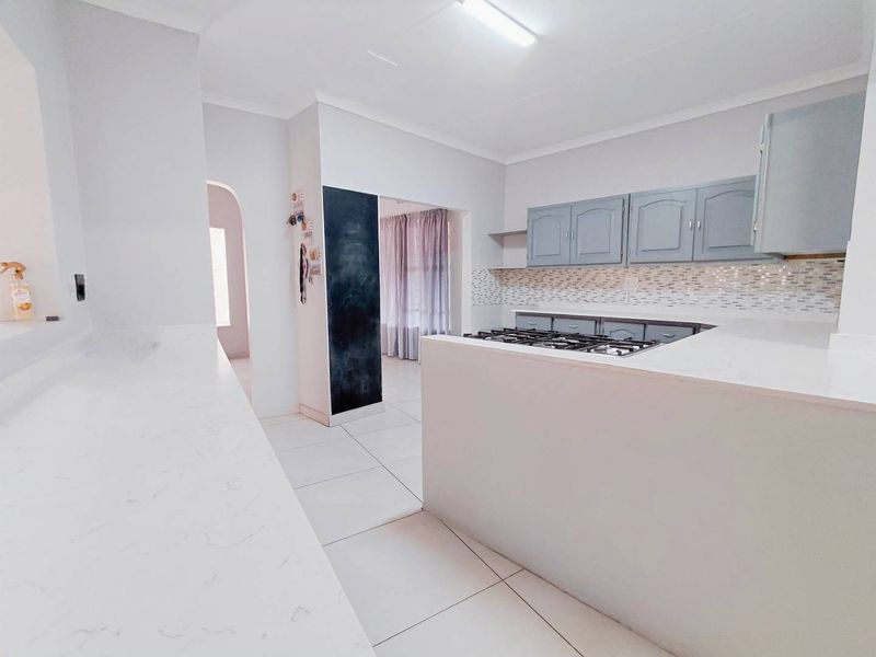 Elegant Living Awaits: Your Dream Home with a Bonus Cottage!" - Photo 3