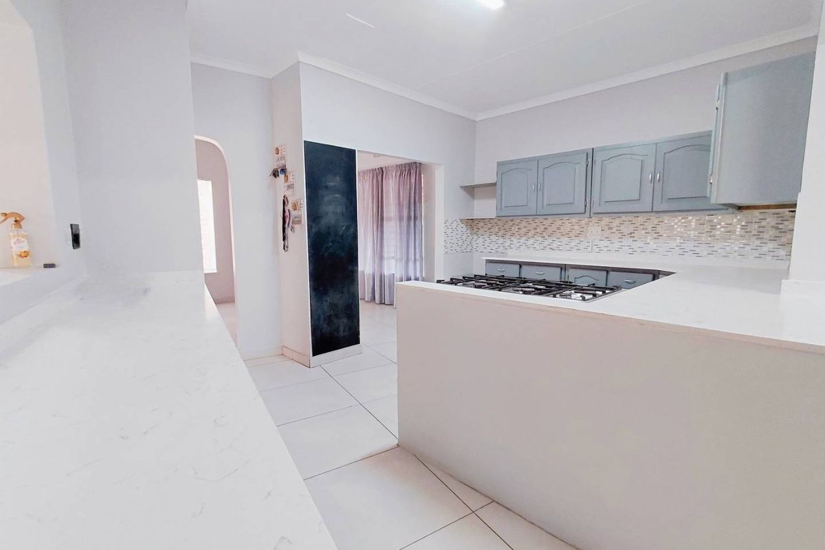 Elegant Living Awaits: Your Dream Home with a Bonus Cottage!" - Photo 3